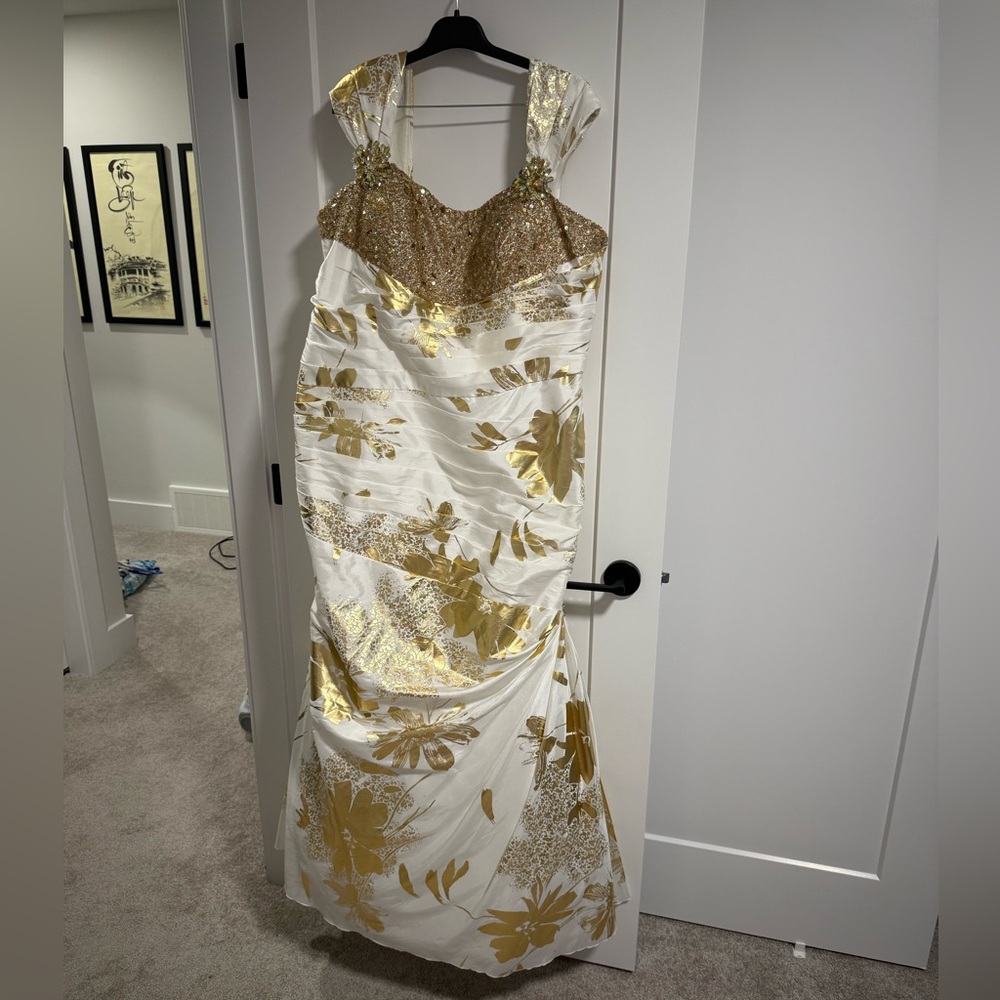 Elegant Gold and White Evening Gown Mermaid Fit and Flare